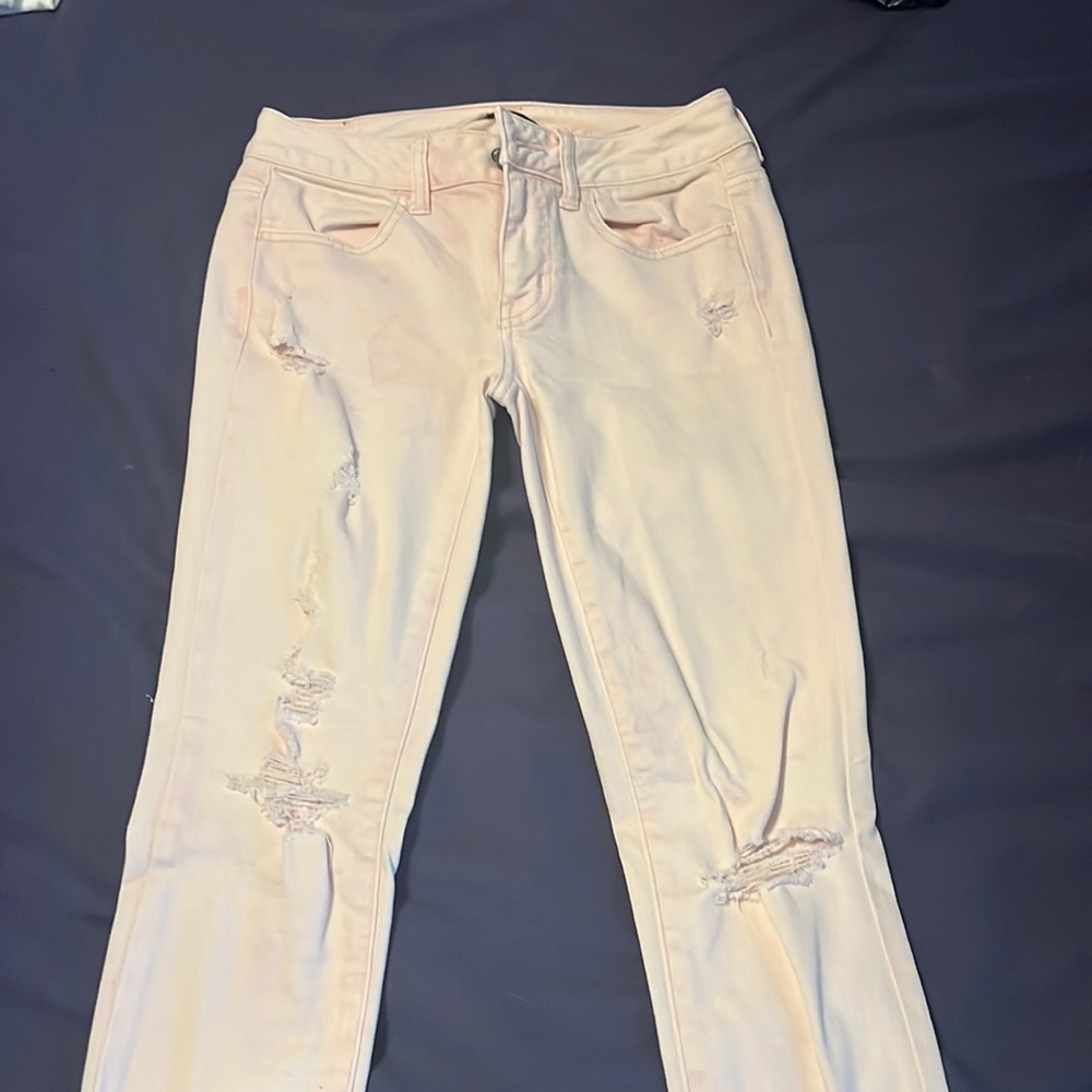American Eagle pink distressed jegging.